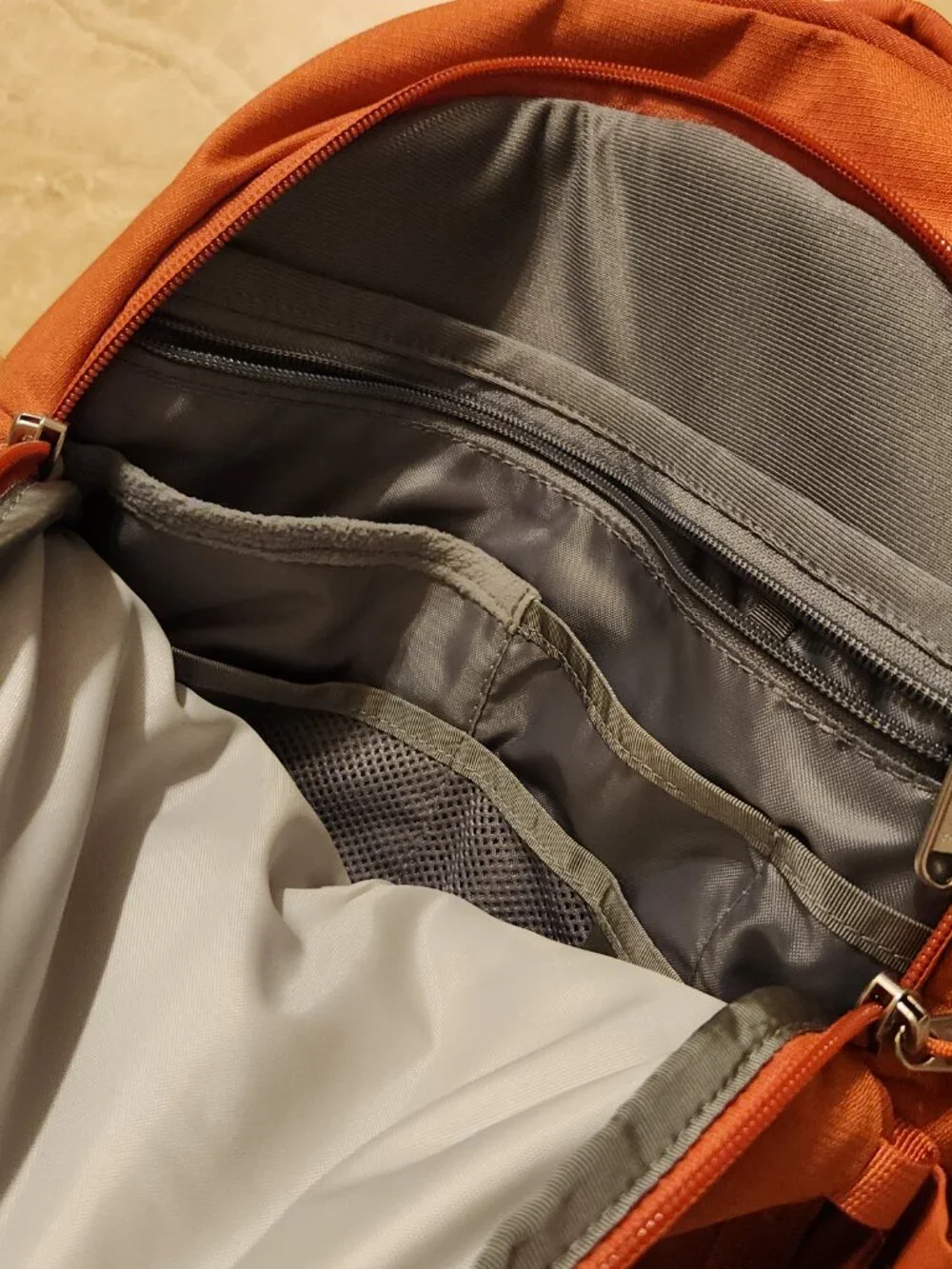 THE NORTH FACE Women's Backpack Recon 30 Liter, Mars Dust Dark